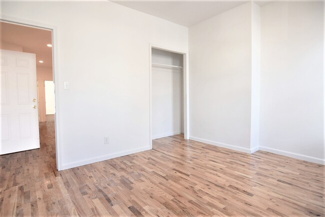 Building Photo - 1123 Halsey St
