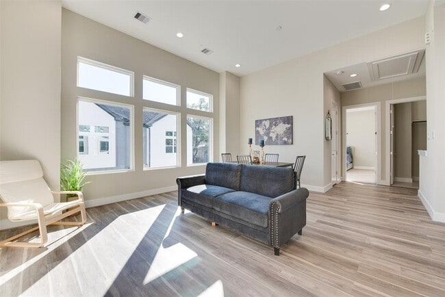 Photo - 2915 Sherwood Grn Ln Apartment