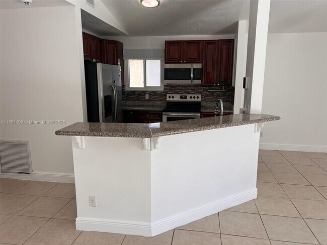 Foto del edificio - 8871 SW 24th Pl