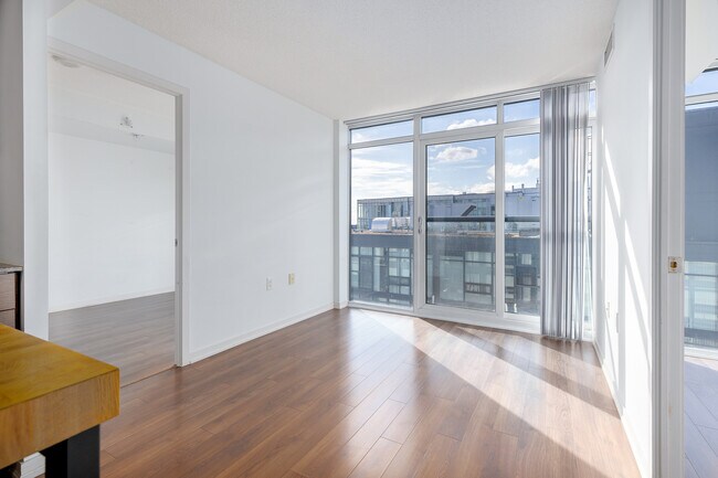 Building Photo - 36 Lisgar St