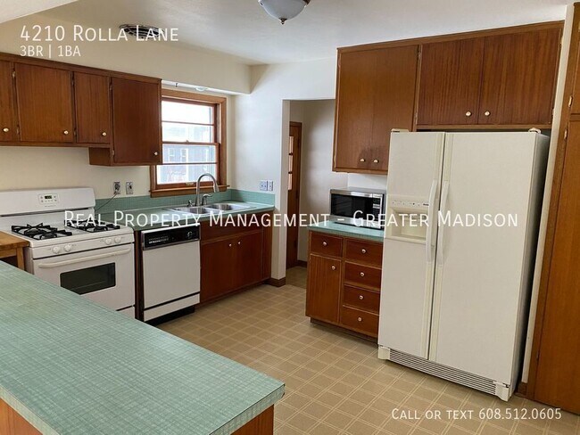 Building Photo - Spacious 3 bedroom Ranch Style Home with s...