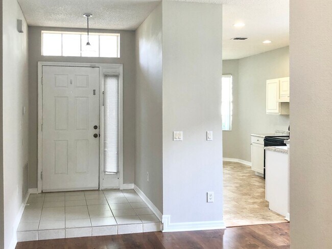 Building Photo - Lovely 3/2 Spacious Home with a Fenced Bac...