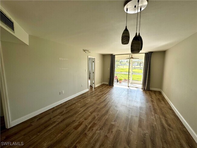 Foto del edificio - 400 Forest Lakes Blvd