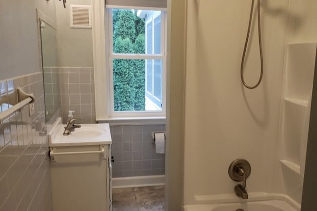 Baño - 454 W Wisconsin Ave