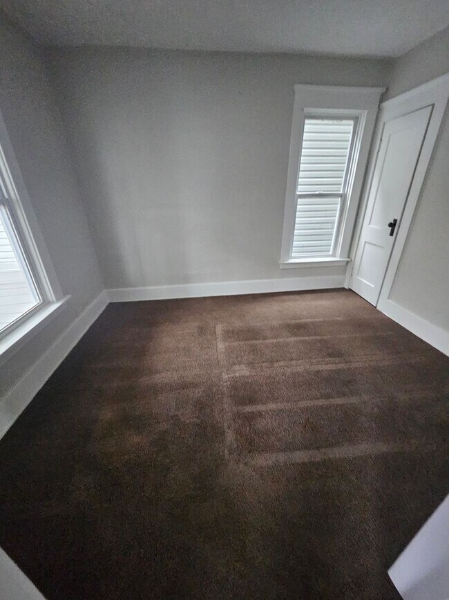 Foto del edificio - Lower 3 bedroom unit east side