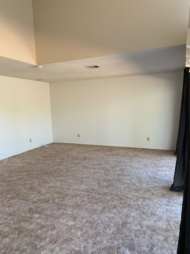 Building Photo - Spacious Duplex in South Redlands with Poo...