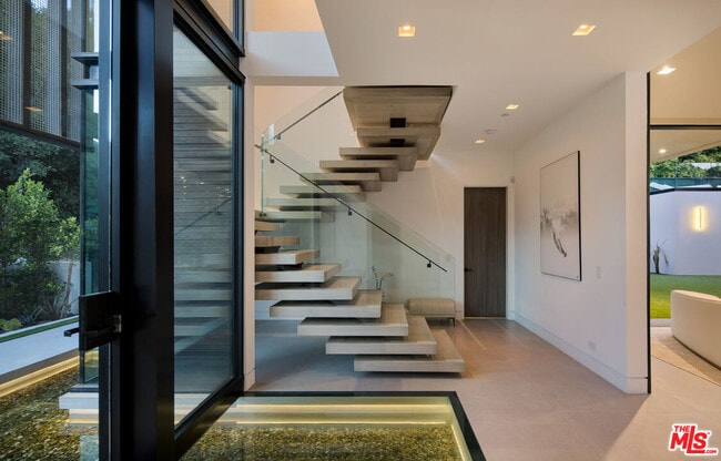 Foto del edificio - 982 Stone Canyon Rd