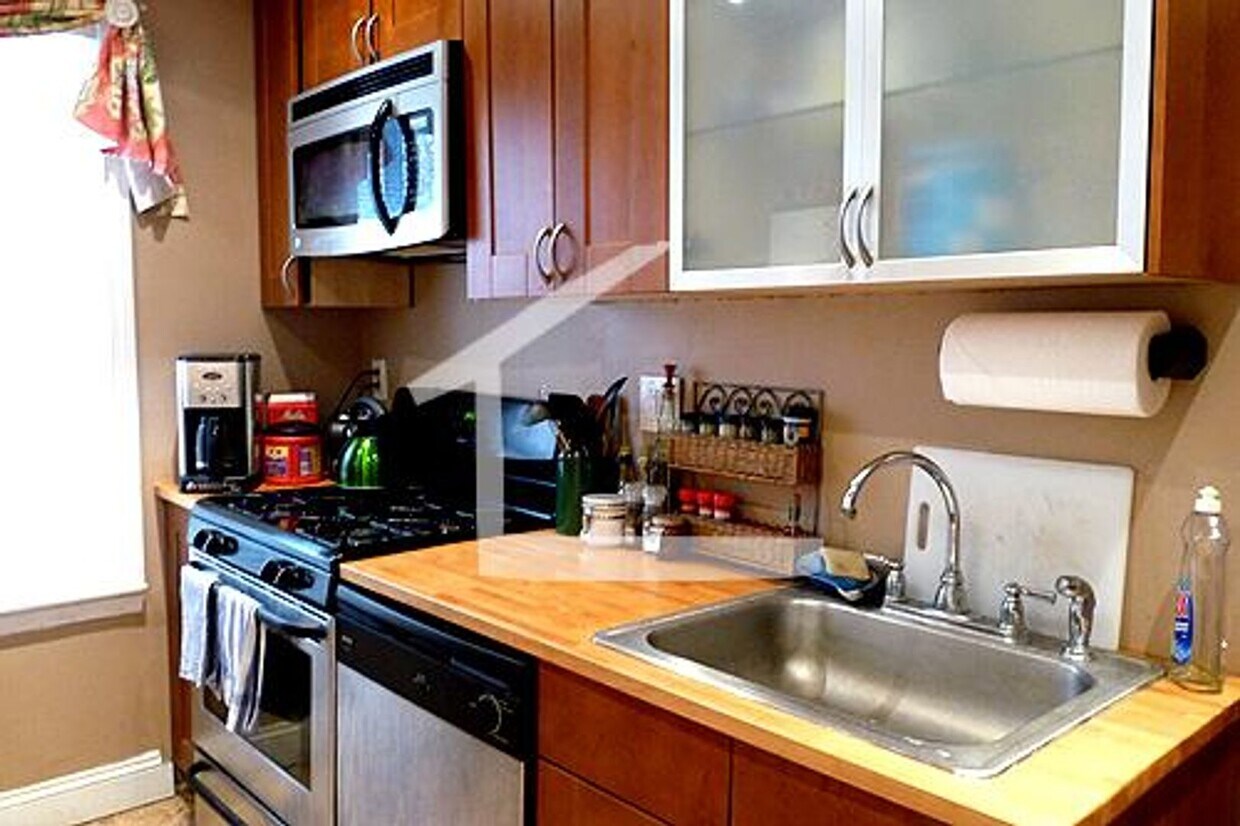 Foto principal - Nicely renovated 3 bed 1 bath unit on the ...