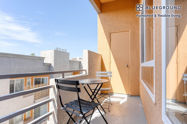Foto del edificio - 1720 N Fuller Ave