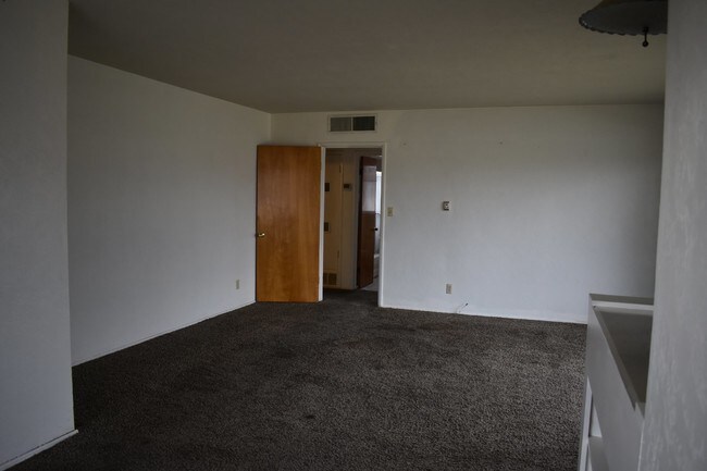 Building Photo - 1173 S Klein Ave
