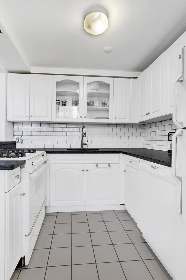 Kitchen w/ old appliances - 312 E 22nd St