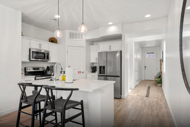 Building Photo - 569 Richland Vly St