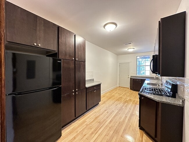 Foto del edificio - 2121 W Irving Park Rd