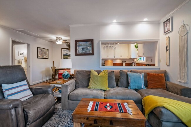 Building Photo - Beautiful end unit with charm and ease of ...