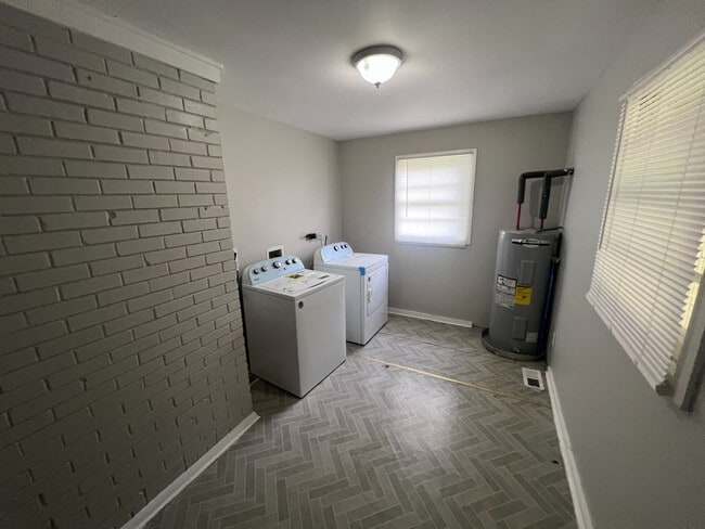 Foto del edificio - Room in House on Nations Ford Rd