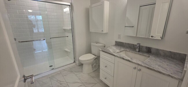 Foto del edificio - Luxury 2-Bed with Massive Closets and Built-in Storage