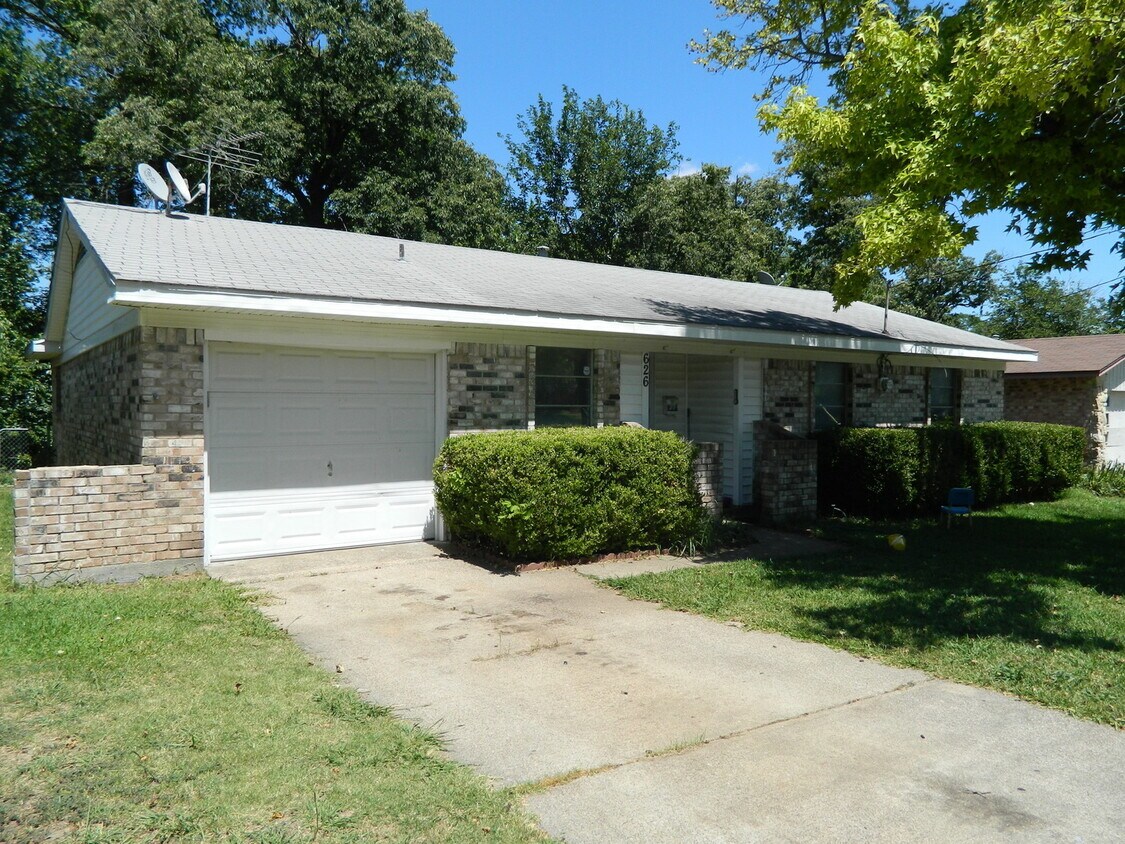 Foto del edificio - AVAILABLE NOW!!! Charming 3/1.5/1 House in...
