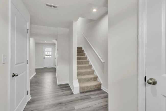 Building Photo - Modern 3BR Townhome with Bonus Room Near F...