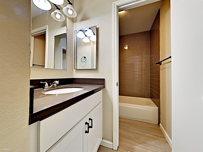 Building Photo - 1 br, 1 bath  - 2222 I St Apt 11