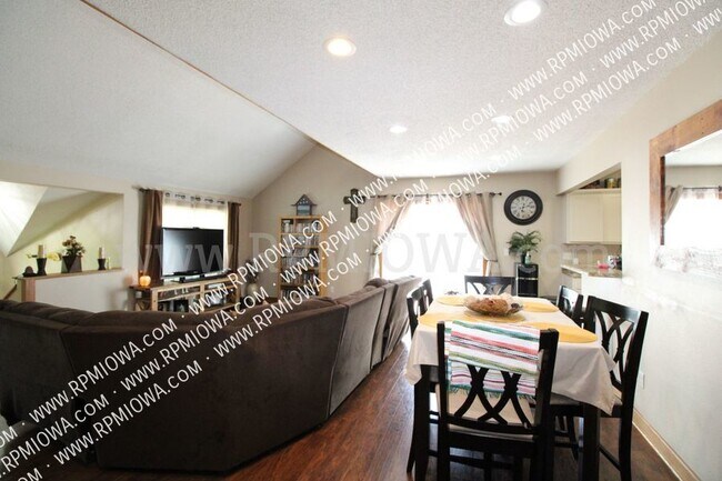 Building Photo - UNIQUE!!! 3 Bedroom, 2 Bath Home In Beaver...