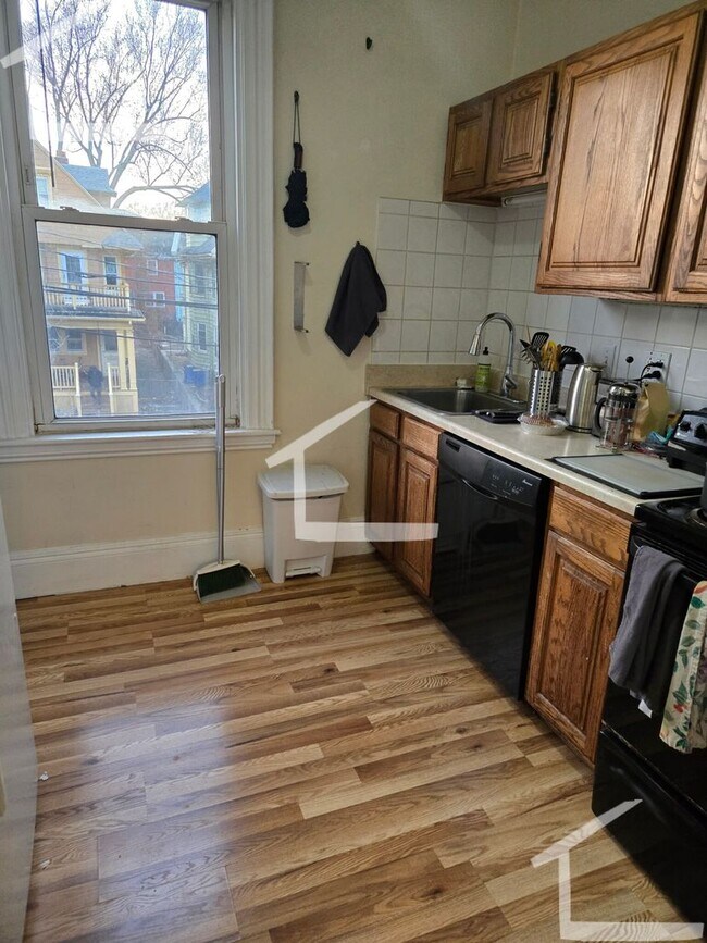 Building Photo - Great four bedroom located two minutes from the Green line and BU