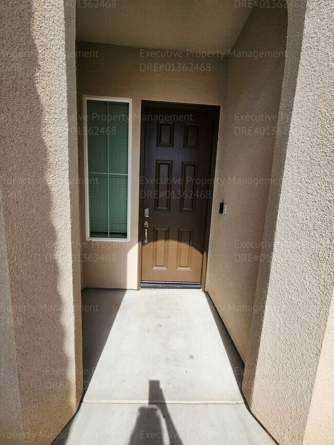Building Photo - Spacious 4 bedroom/ 2 bathroom home REDUCED!