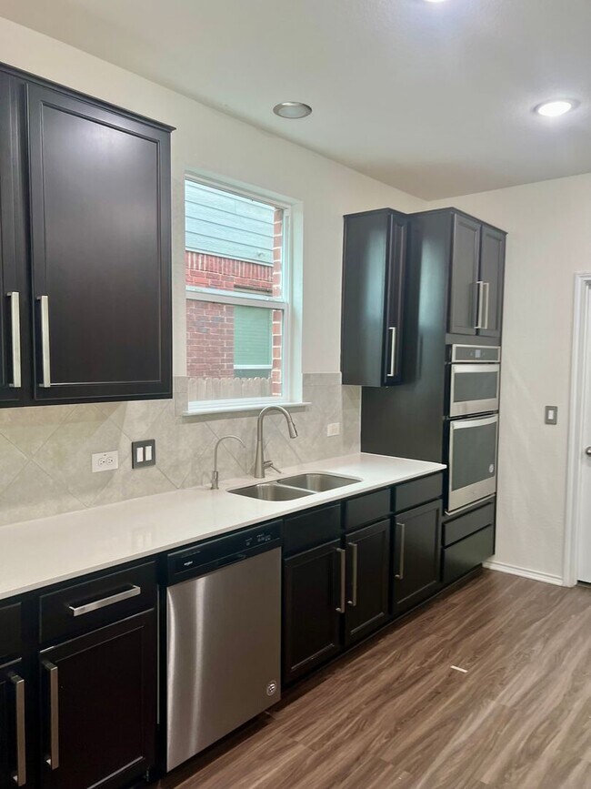 Foto del edificio - Large 5 Bedroom Home on Corner Lot