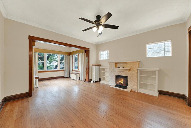Building Photo - 854 N Lockwood Ave