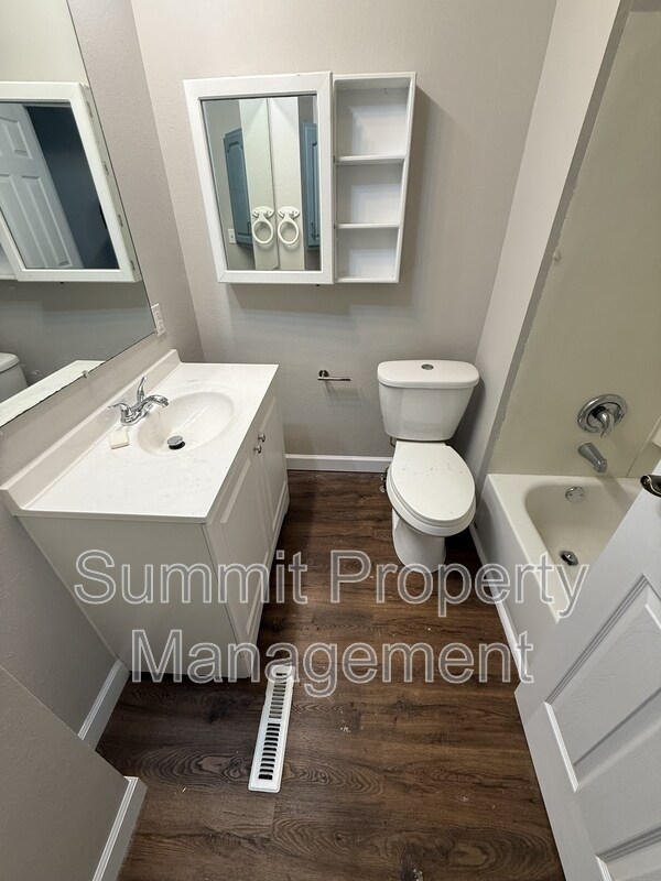 Foto del edificio - 1526 W 10th St
