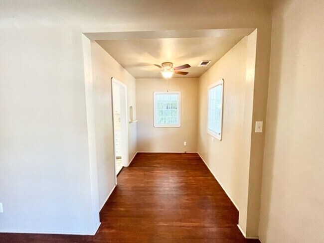 Foto del edificio - **RESERVE FOR SUMMER 2026** Charming home with 5 bedrooms close to Chico State