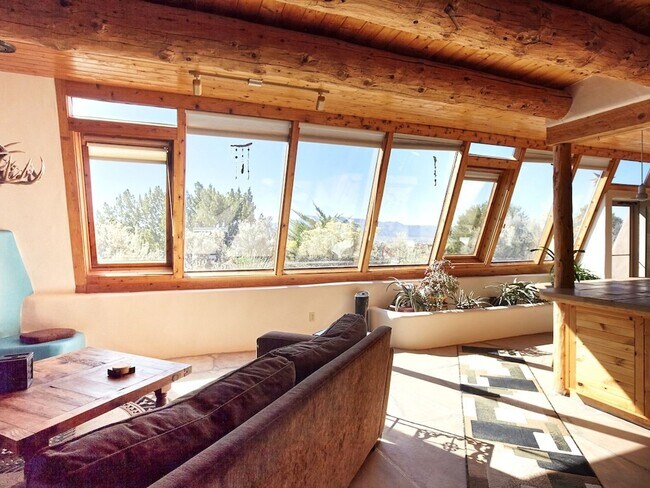 Foto del edificio - 2BR/2+BA Earthship w/views, hot tub in El ...