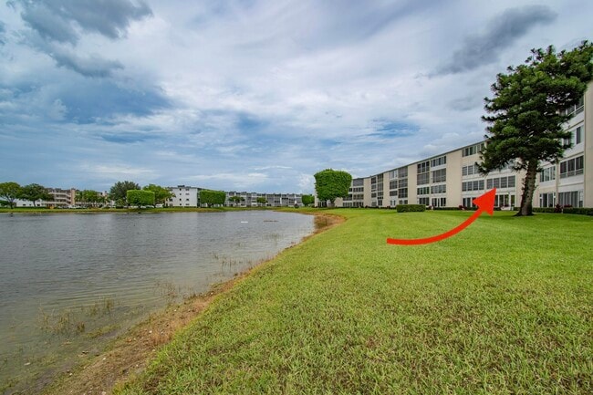 Building Photo - 2030 Ainslie Dr