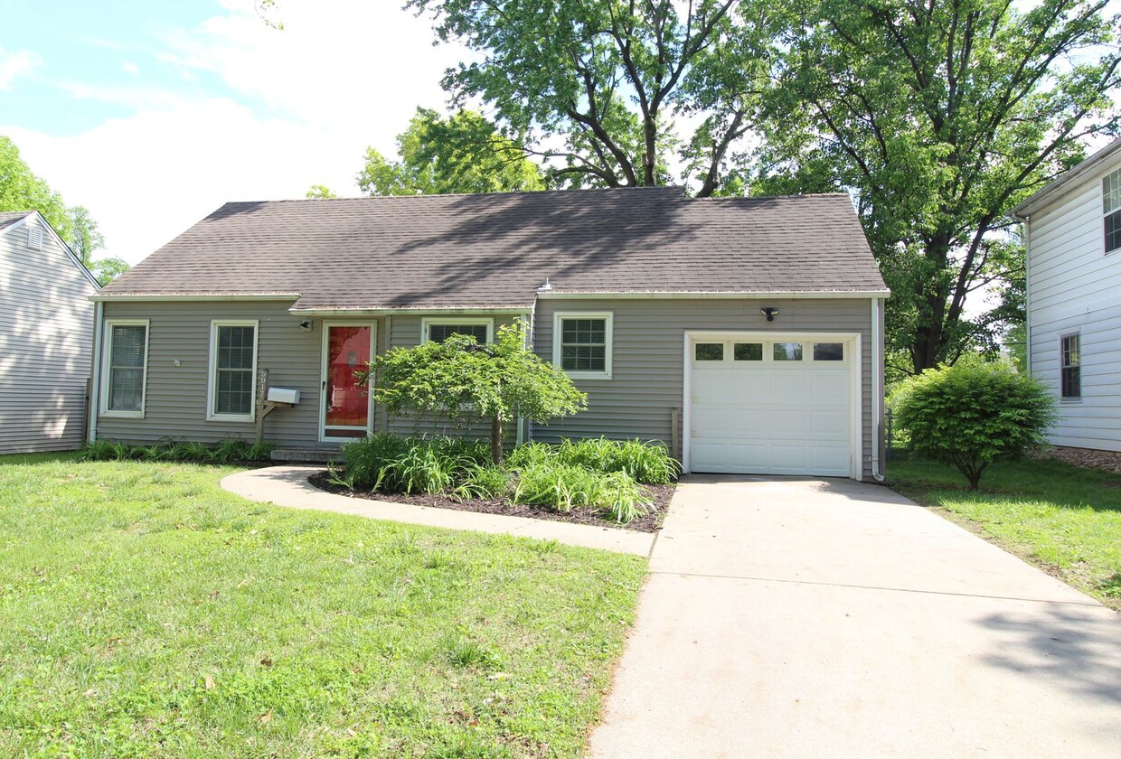 Primary Photo - 2 Bedroom 1 Bath Home in Roeland Park