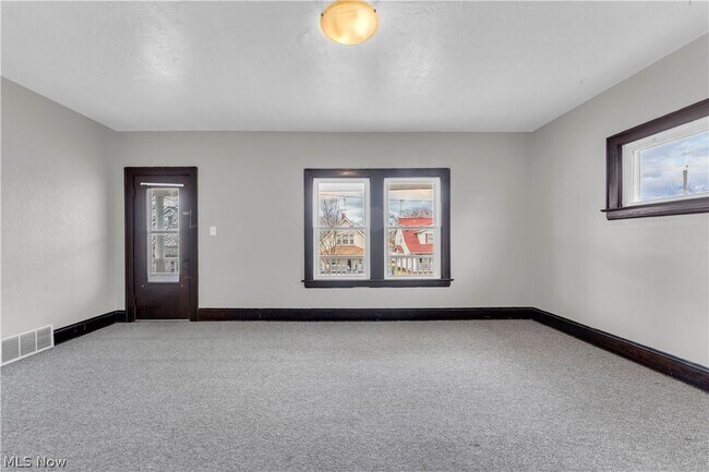 Foto del edificio - 9002 Rosewood Ave