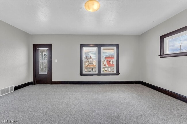 Building Photo - 9002 Rosewood Ave