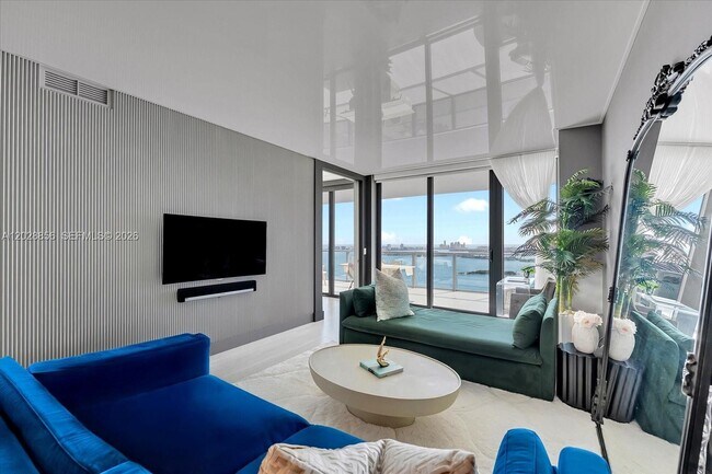 Foto del edificio - 560 NE 32nd St