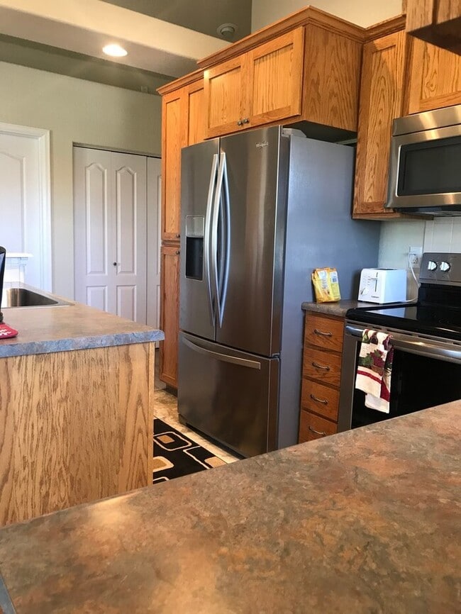 Building Photo - Spacious 2nd Floor 2 Bed, 1 Bath Condo in ...