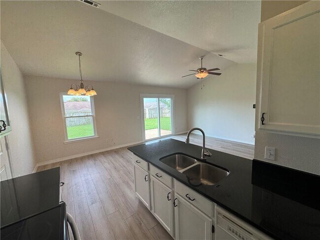 Foto del edificio - 2491 Lakeside Ave