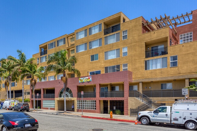Foto del edificio - Huntington Plaza Senior Apartments | Affordable Apartments 55+