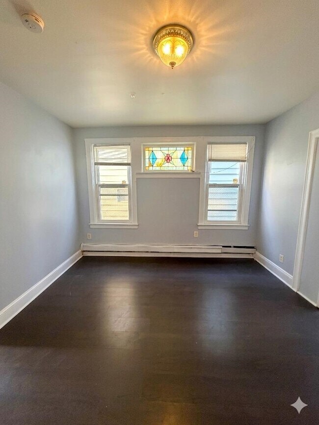 Foto del edificio - 329 Columbia Ave