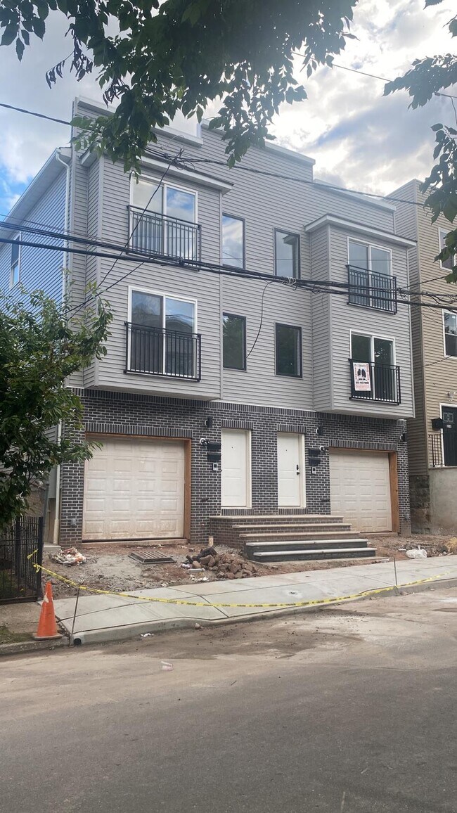 Building Photo - 310 W Runyon St