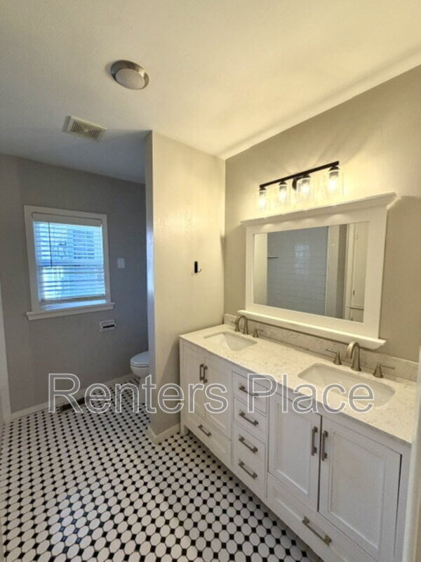 Building Photo - 1528 S St Louis Ave