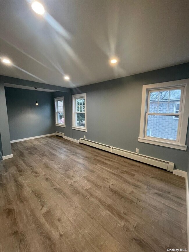Building Photo - 53-40 72nd Pl