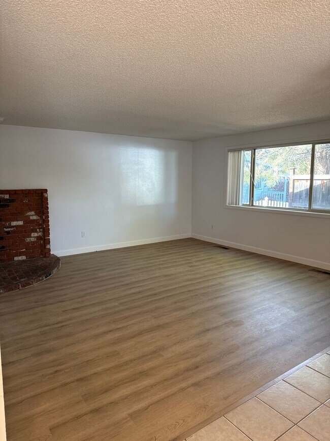 Foto del edificio - SE Home on Large Lot, New Luxury Vinyl Flooring & Paint, RV parking, Air Conditioning & Fenced