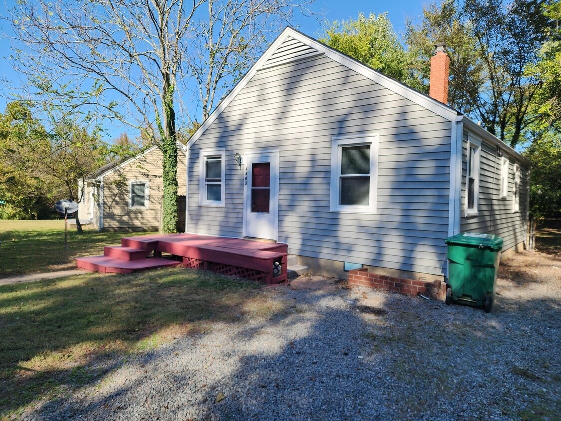 Charming 2 Bedroom with Large Backyard in ... - Charming 2 Bedroom with Large Backyard in ...