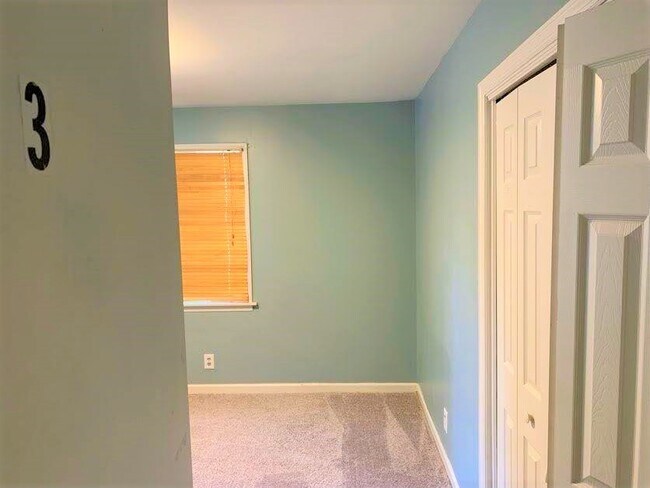 Dormitorio - 1027 Curran St NW