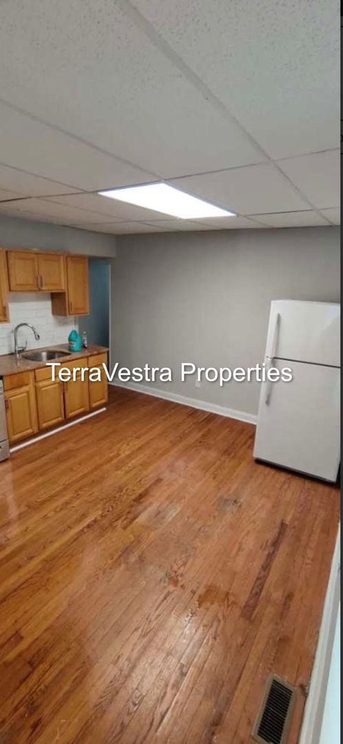 Building Photo - 411 Market St