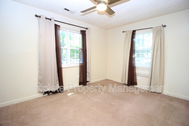 Foto del edificio - 1240 Rayfield Dr