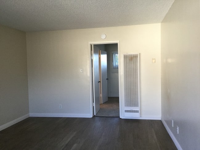 LIVING ROOM - 921 Arlington Ave