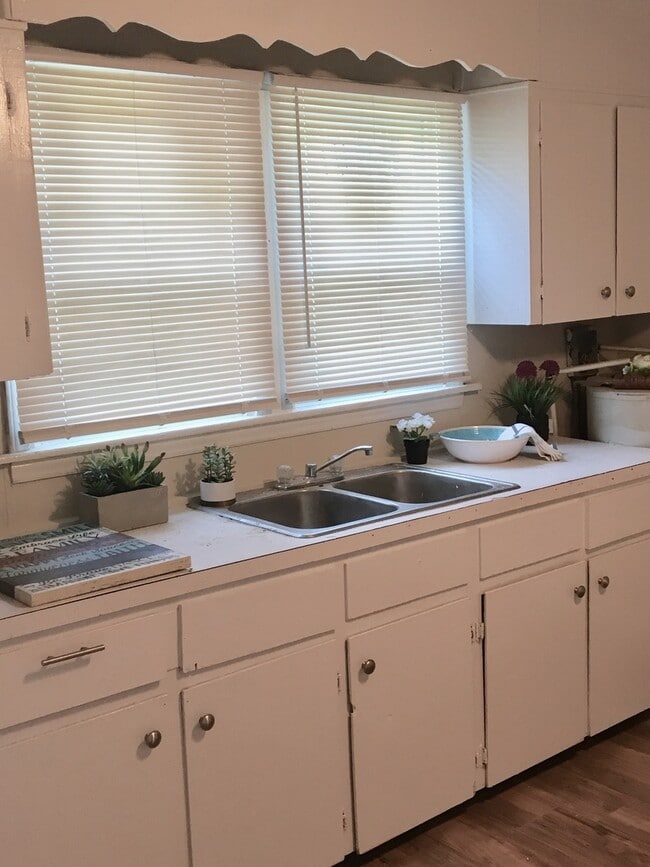 Building Photo - COMING SOON! DEPOSIT-FREE Renting option thru OBLIGO! Deposit Alternative available.